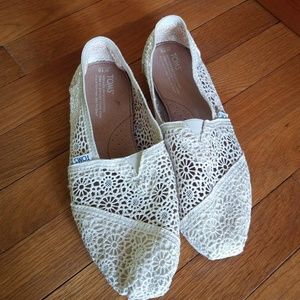 Tom's crochet shoes womens size 10